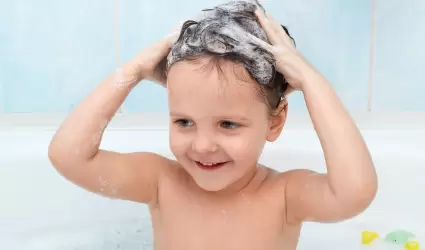 Beb lavndose el cabello.