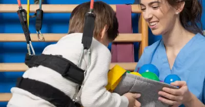 Terapia de rehabilitaci�n en ni�o con discapacidad