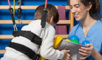 Terapia de rehabilitaci�n en ni�o con discapacidad