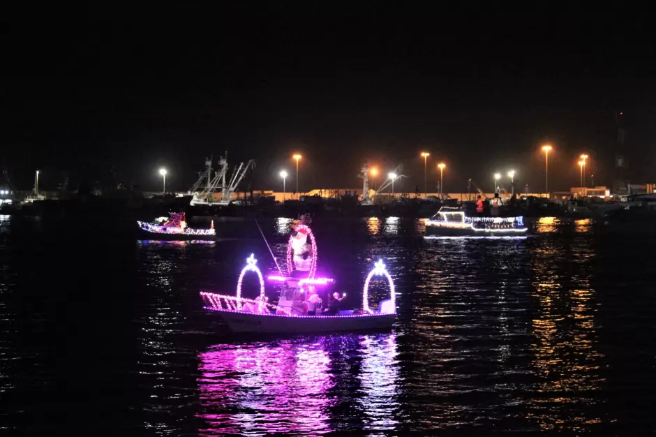 Desfile de embarcaciones iluminadas