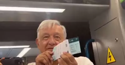 AMLO con su boleto para subir al Tren Maya