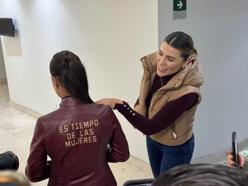 Obsequia Marina del Pilar a Claudia Sheinbaum chamarra de empoderamiento femenino