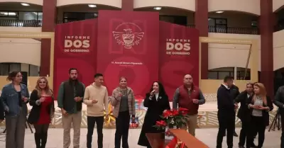 Brinda Araceli Brown con servidores pblicos en la explanada de la Casa Municipa