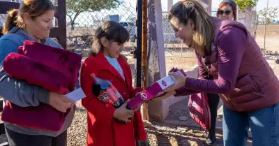 Lleva Marina del Pilar cenas navide�as y regalos a la comunidad