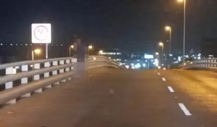 Rescatan polic�as municipales a joven de caer en paso a desnivel