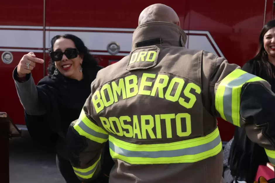 Entrega Araceli Brown uniformes y unidad extintora a Bomberos Rosarito