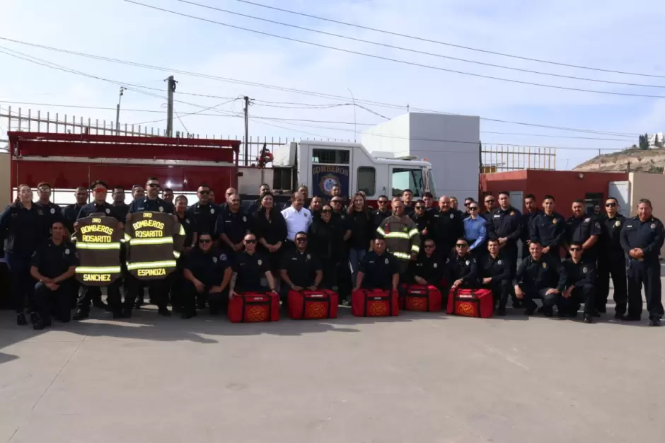 Entrega Araceli Brown uniformes y unidad extintora a Bomberos Rosarito