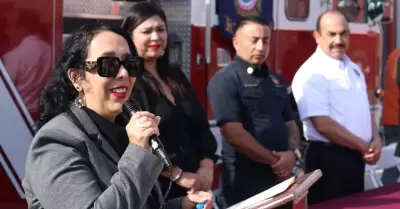 Entrega Araceli Brown uniformes y unidad extintora a Bomberos Rosarito