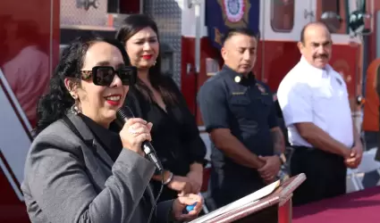 Entrega Araceli Brown uniformes y unidad extintora a Bomberos Rosarito