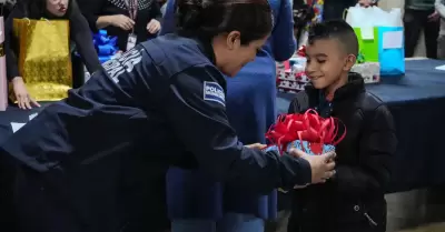 Celebran Da de Reyes a hijos de policas cados en cumplimiento de su deber