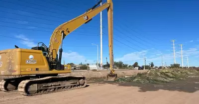 Trabajos de mantenimiento en drenes pluviales de Mexicali