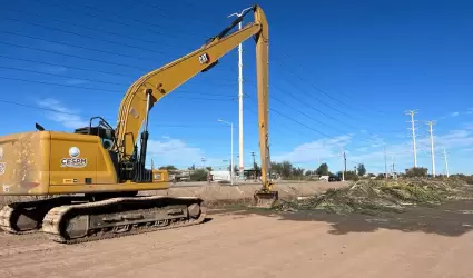 Trabajos de mantenimiento en drenes pluviales de Mexicali