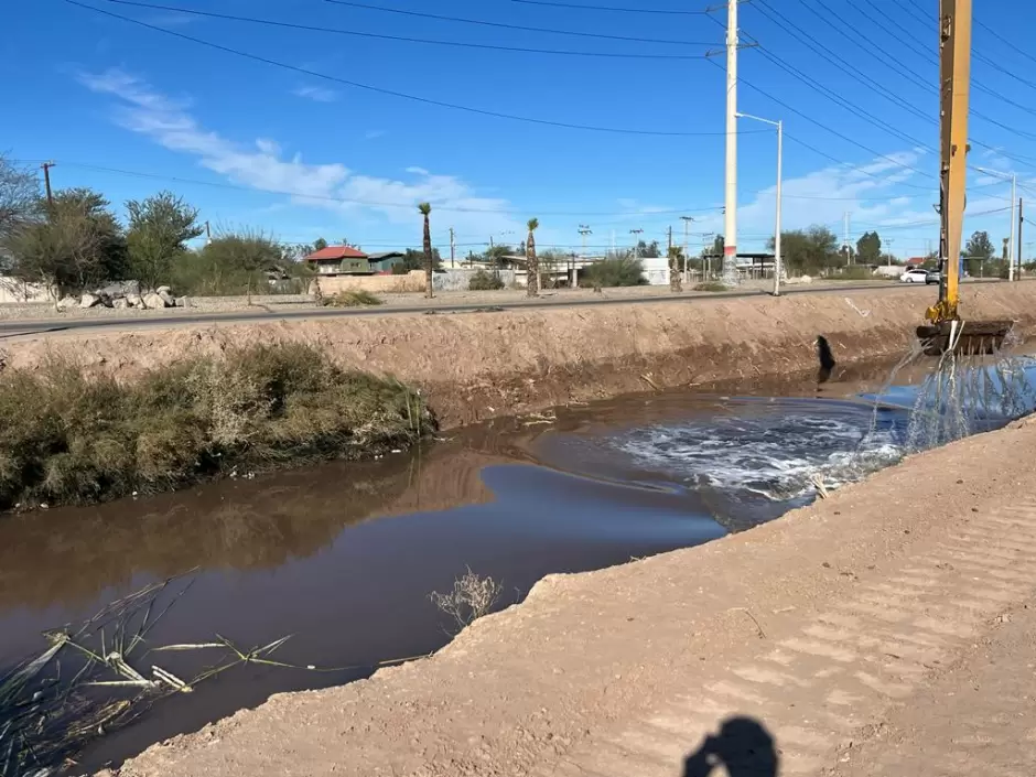 Trabajos de mantenimiento en drenes pluviales de Mexicali