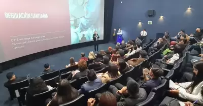 Contin�a COEPRIS BC capacitando a expendedores de hielo y agua para consumo huma