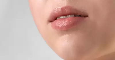 Labios humectados.