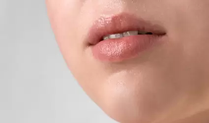 Labios humectados.