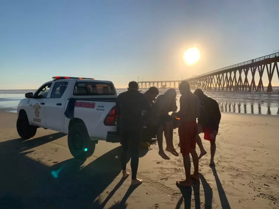 Auxilian a tres jvenes en el muelle de Rosarito