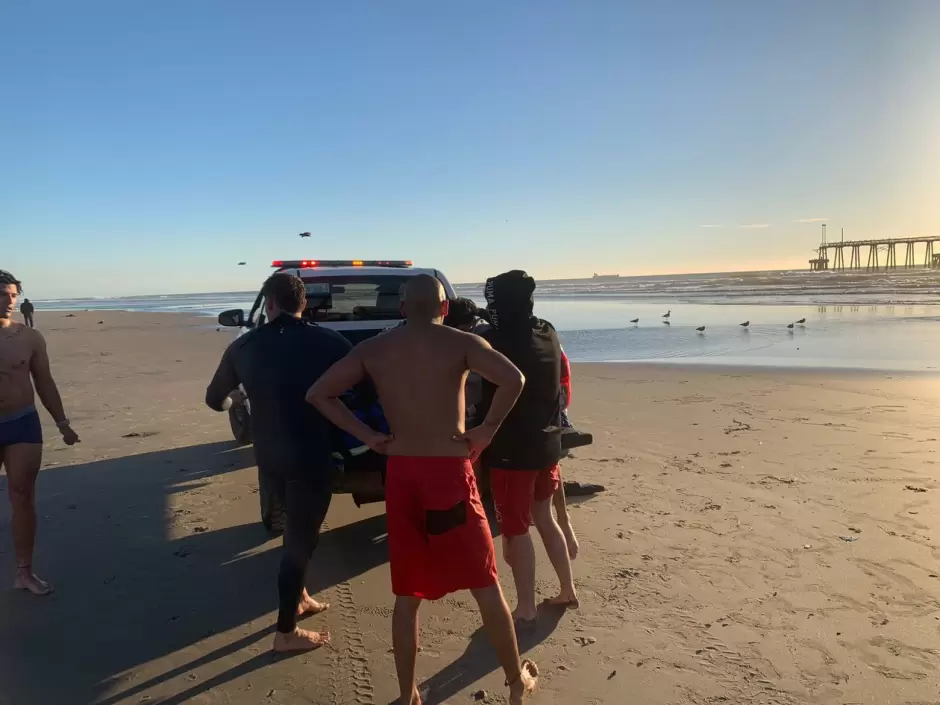 Auxilian a tres jvenes en el muelle de Rosarito