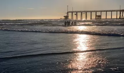 Auxilian a tres jvenes en el muelle de Rosarito