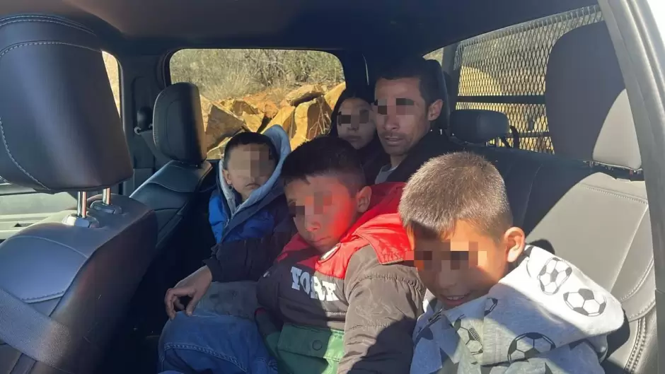 Polic�a municipal rescata a familia de migrantes extraviados