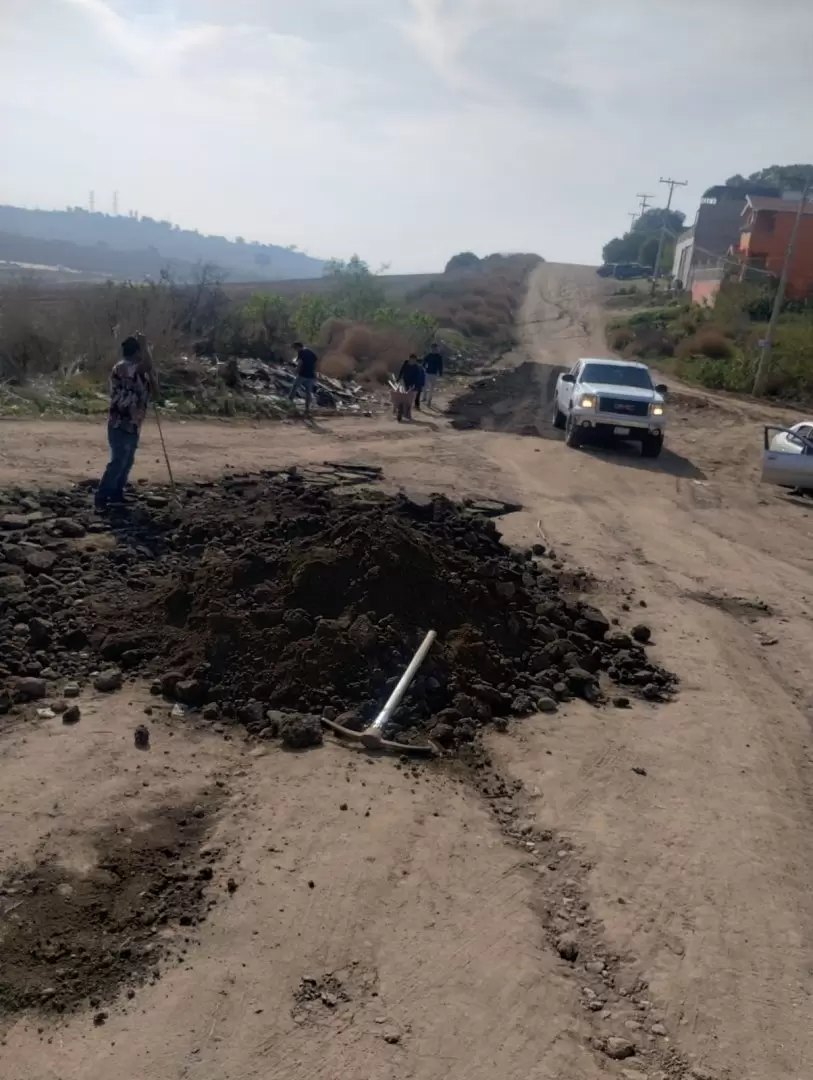 Ante la ausencia del gobierno, vecinos se cooperan para mejorar estado de vialidad