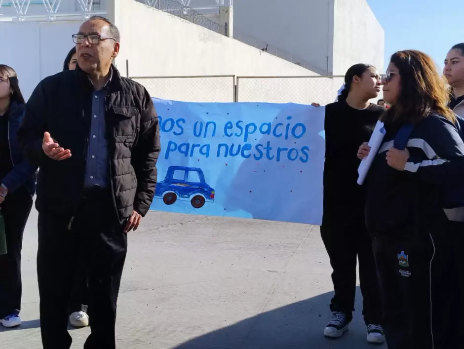 Causa conflicto falta de estacionamiento en la ENFT; directivos y la autoridad atienden el problema