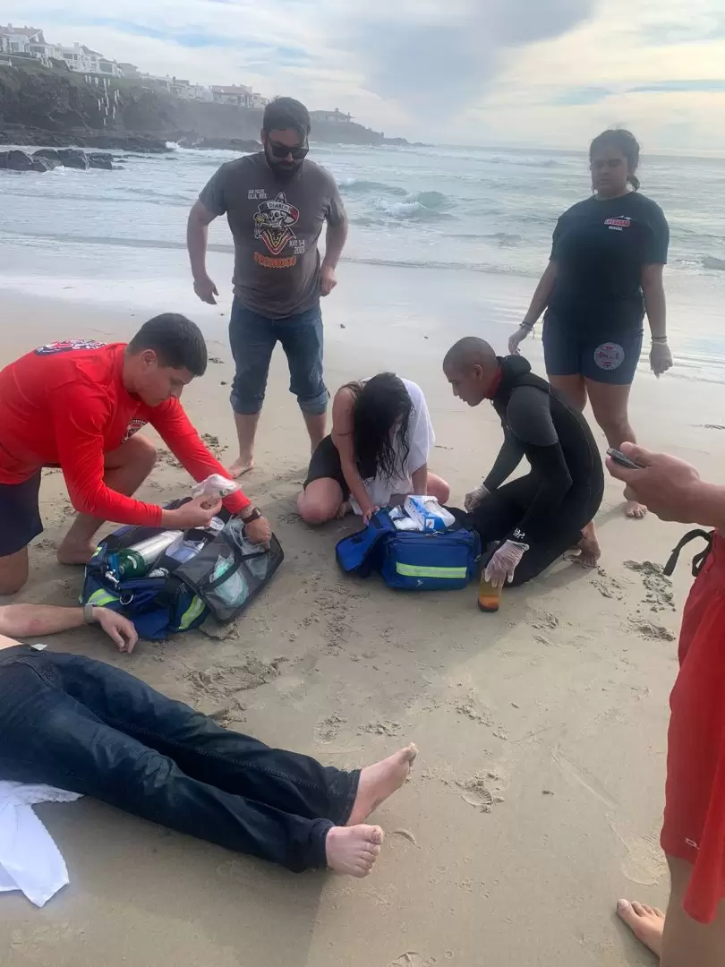 Atienden Salvavidas de Rosarito a baistas en la zona sur del municipio