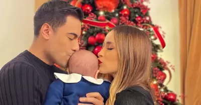 Carlos Rivera y Cynthia Rodrguez con su hijo Len.