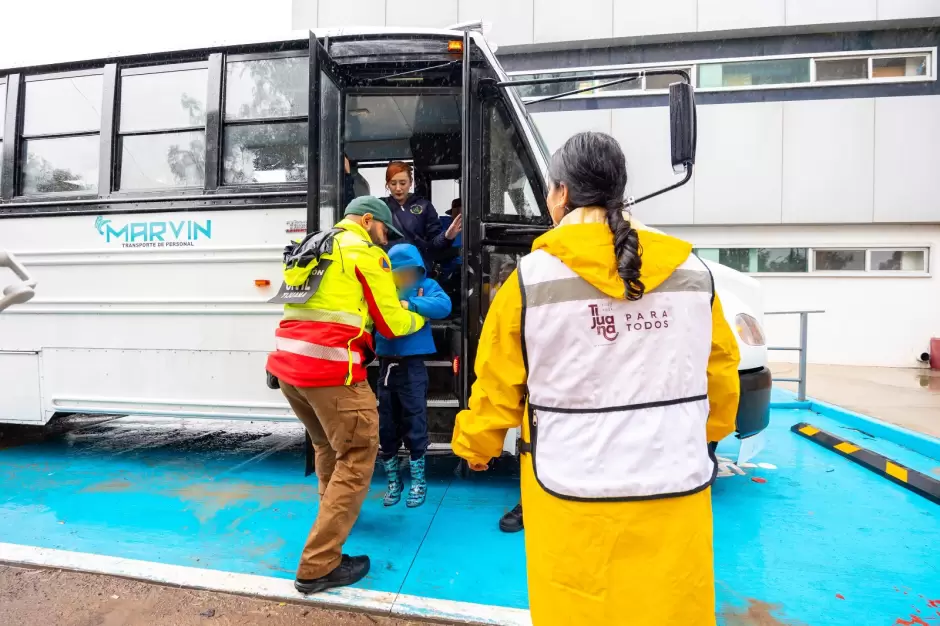 Evacuacin de escuelas en Otay Centenario