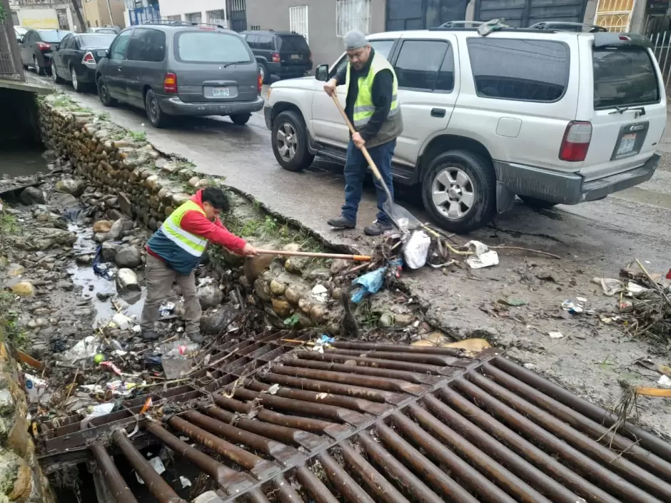 Refuerza Ayuntamiento de Tijuana labores de limpieza de vialidades tras lluvias