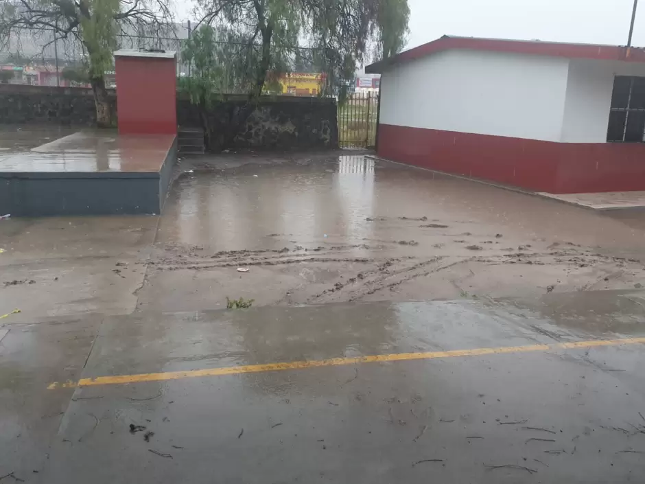 Primaria del Ejido Ojo de Agua se inunda cada vez que llueve; piden ayuda a las autoridades