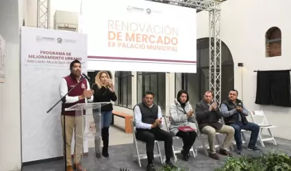 Devela Armando Ayala placa en el mercado municipal