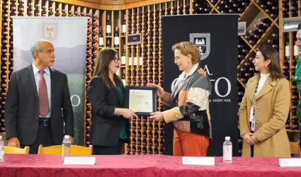 Entrega IMSS BC Distintivo ELSSA a productora de vino por generar entornos segur