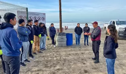 Convocan a jóvenes universitarios en la limpieza de la playa