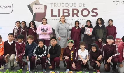 Disfrutan cientos de menores y j�venes el "Trueque de Libros, Intercambio de Ide