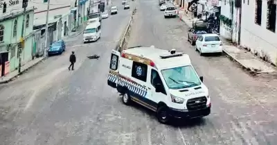Puerta de ambulancia se abre y paciente cae a la calle