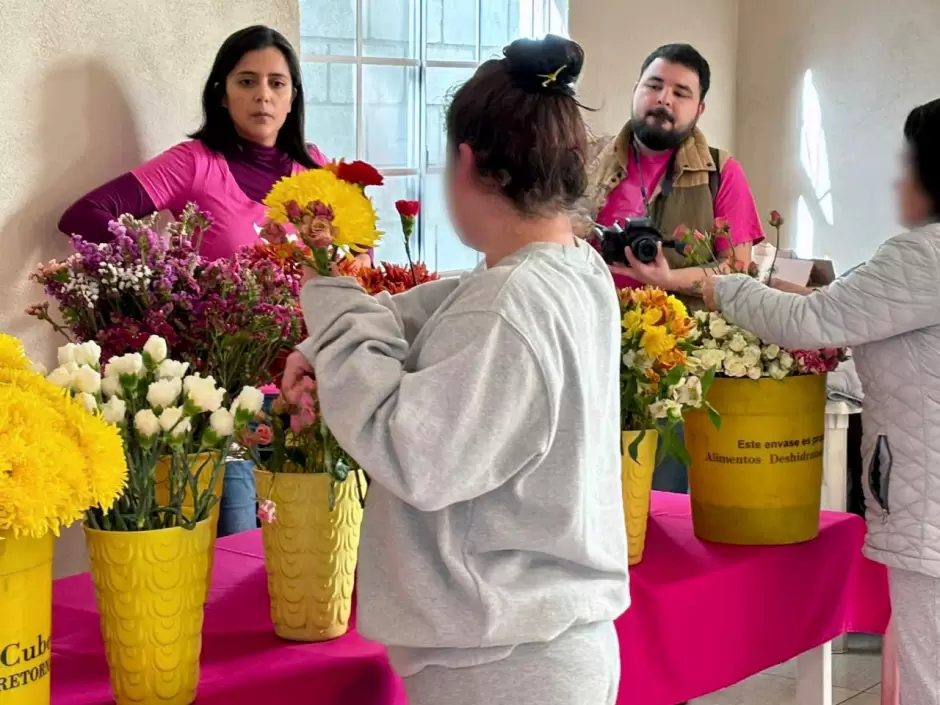 Incentivan desarrollo laboral femenil con taller de elaboración de arreglos florales en el cereso de Tijuana