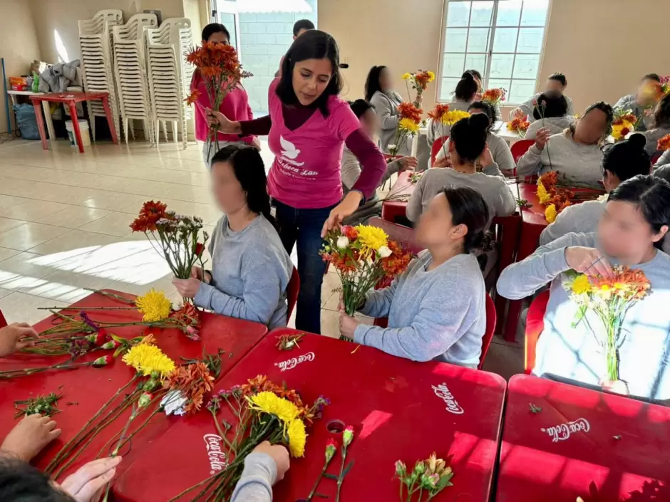 Incentivan desarrollo laboral femenil con taller de elaboración de arreglos florales en el cereso de Tijuana