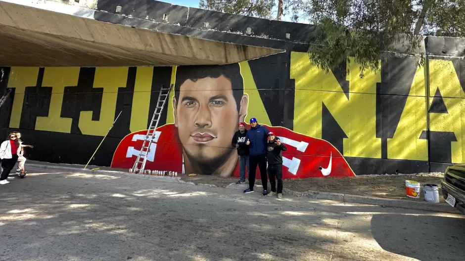 Realizan mural de Alfredo Gutirrez de los 49ers de SF