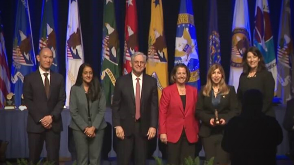 Fiscal de Distrito Summer Stephan recibe el premio al servicio público