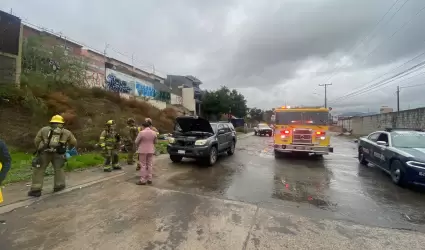 Lanzan bombas molotov a auto de periodista