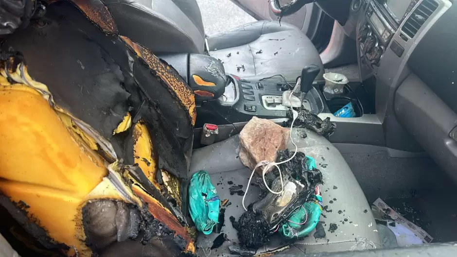 Lanzan bombas molotov a auto de periodista