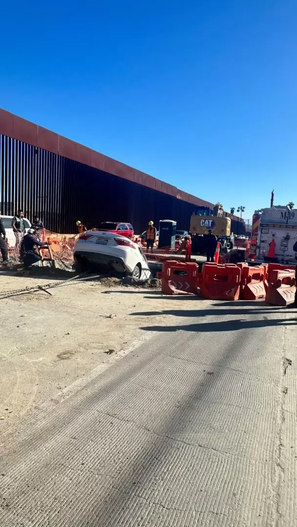 Vehculo cae en perforacin de obras del viaducto elevado