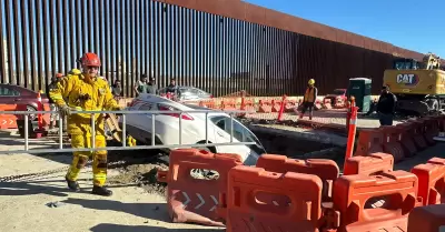 Vehculo cae en perforacin de obras del viaducto elevado