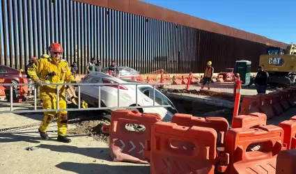 Vehculo cae en perforacin de obras del viaducto elevado