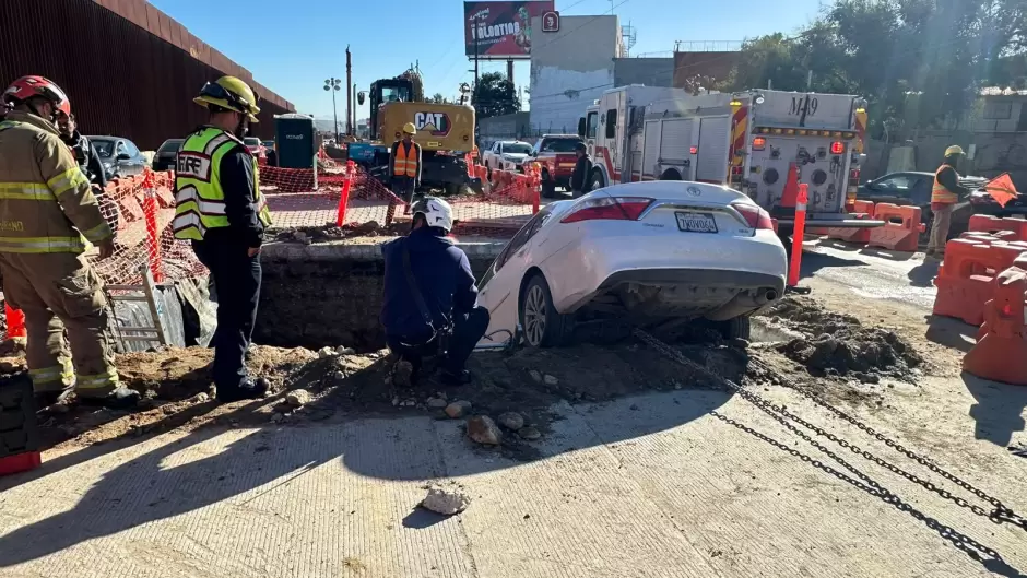 Vehculo cae en perforacin de obras del viaducto elevado