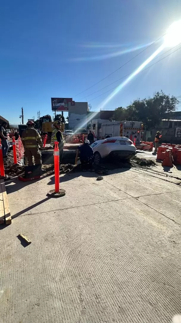 Vehculo cae en perforacin de obras del viaducto elevado