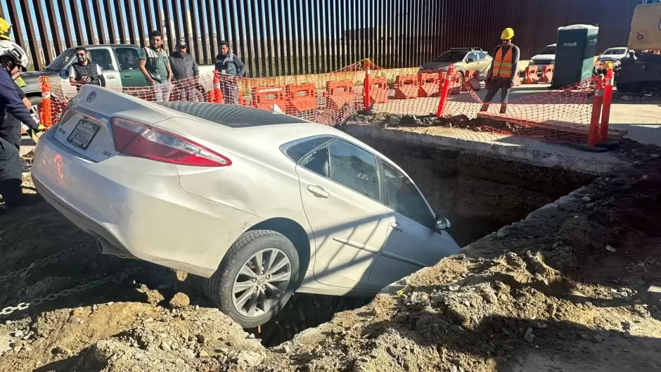 Vehculo cae en perforacin de obras del viaducto elevado