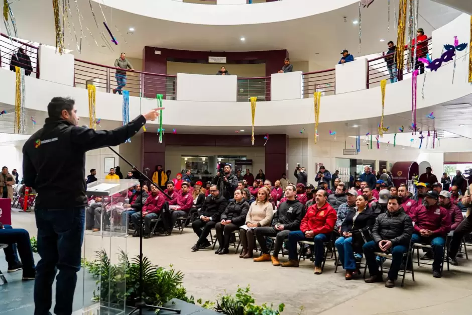 Entrega de uniformes a personal servicios pblicos