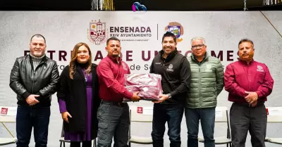 Entrega de uniformes a personal servicios pblicos